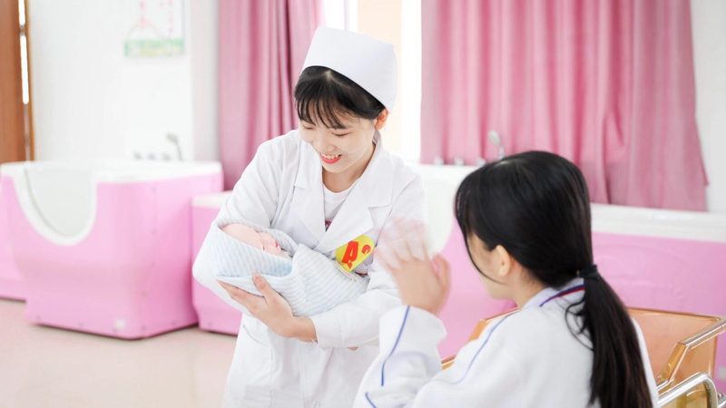 母婴服务公司加盟与自营：两种模式的深入剖析